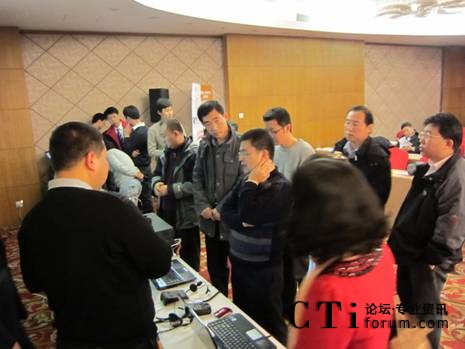 參會者現場觀看演示環(huán)境